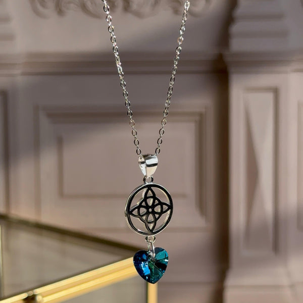 Collar Nudo de Bruja con Corazón Cristal