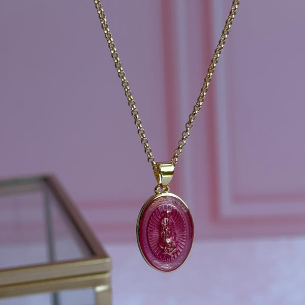 Collar Virgen de Guadalupe Esmaltada Fucsia Baño de oro