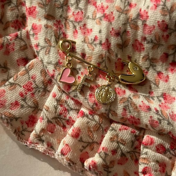 Prendedor Corazón con San Benito, Corazón Esmaltado y Letra Personalizada