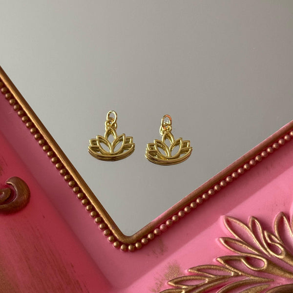 Charm Flor de Loto Baño de oro