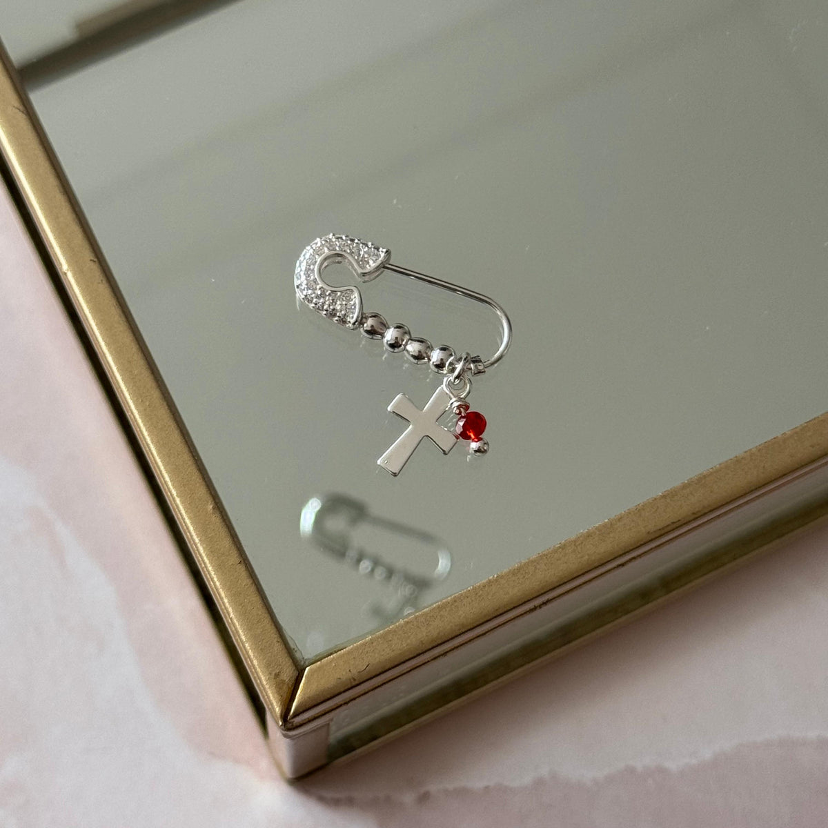 Prendedor Cruz y Cristal Rojo