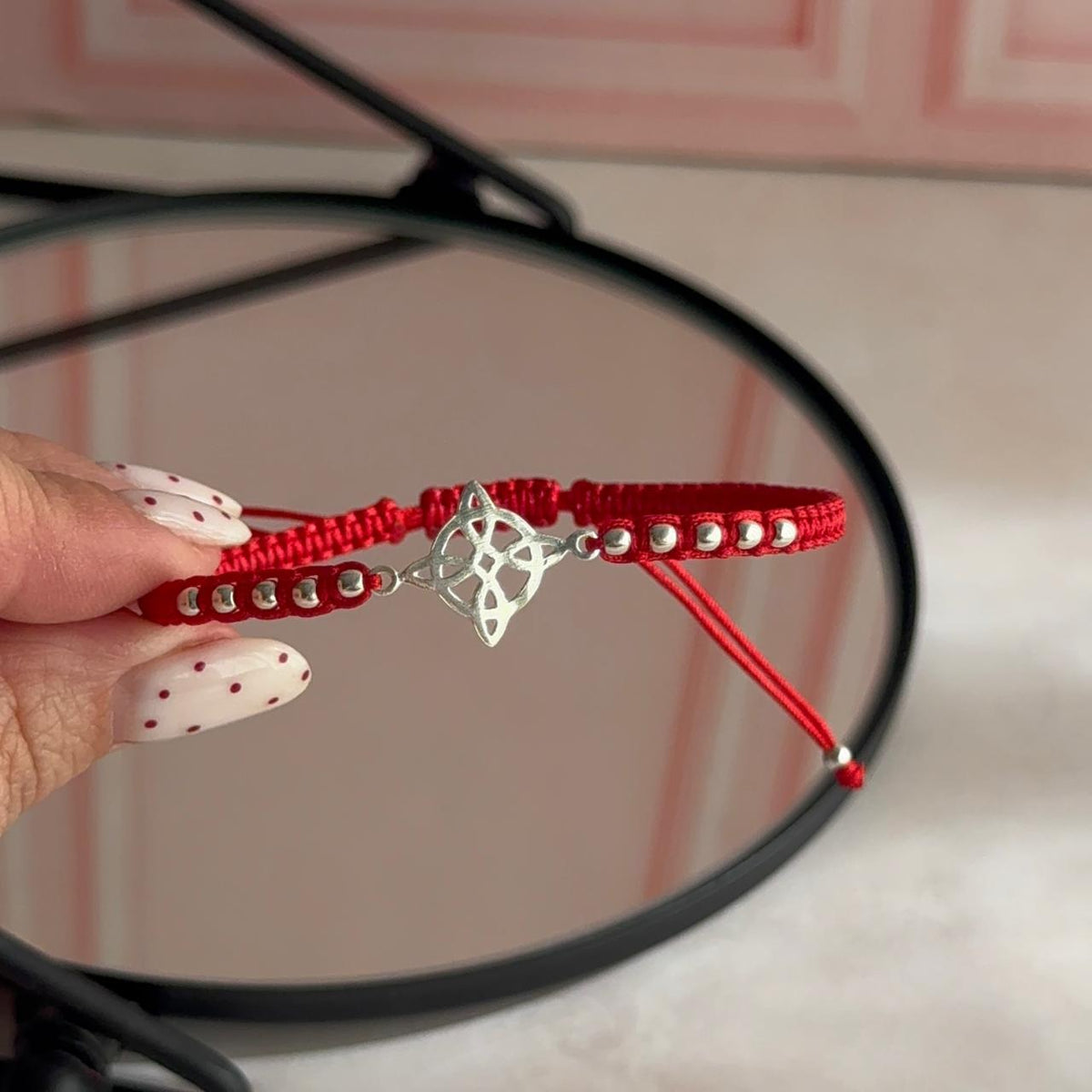 Pulsera Roja Balines Macramé Nudo de Bruja