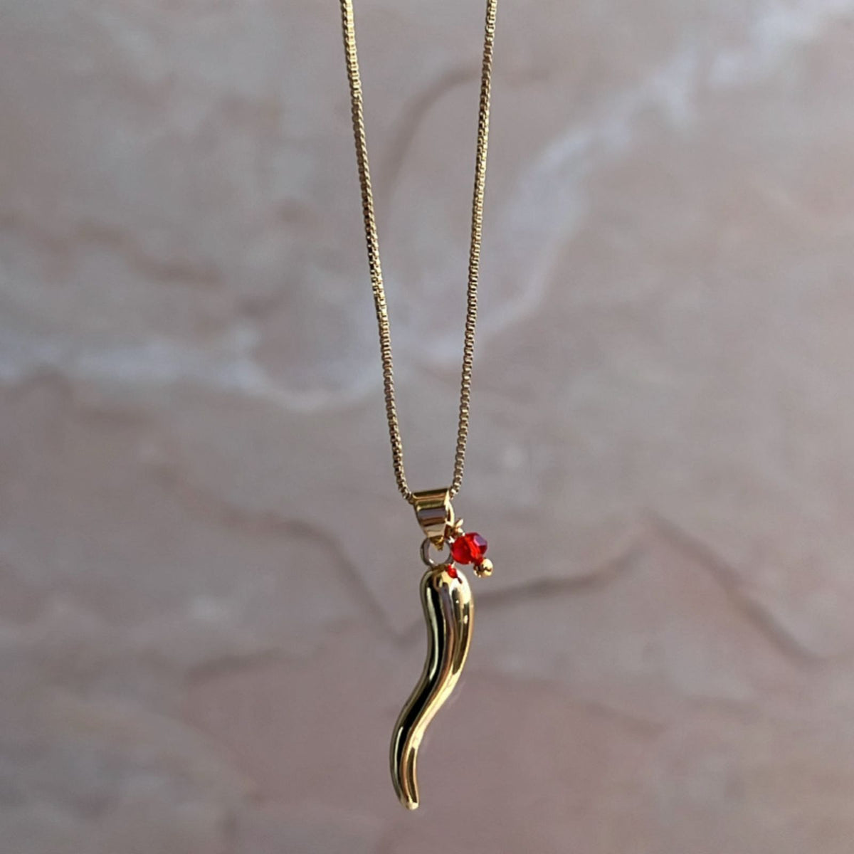 Collar Ají Cornicello con Cristal Rojo