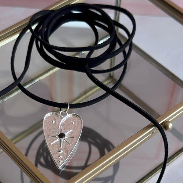 Collar Cuero Gamuzado con Corazón