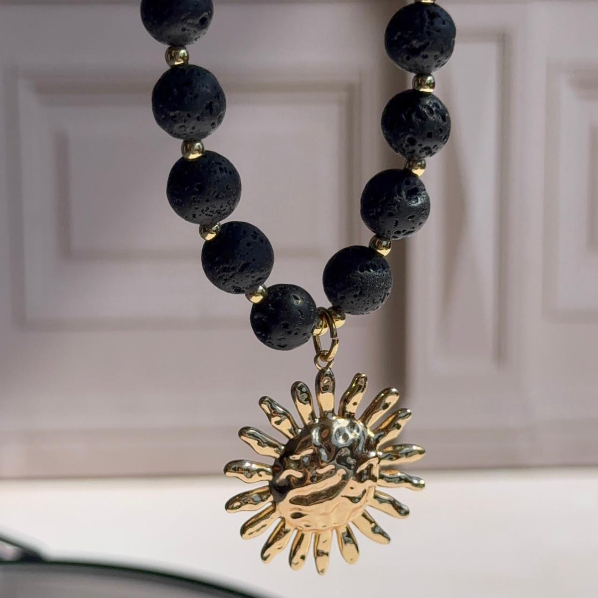 Collar Sol - Piedras Volcánicas