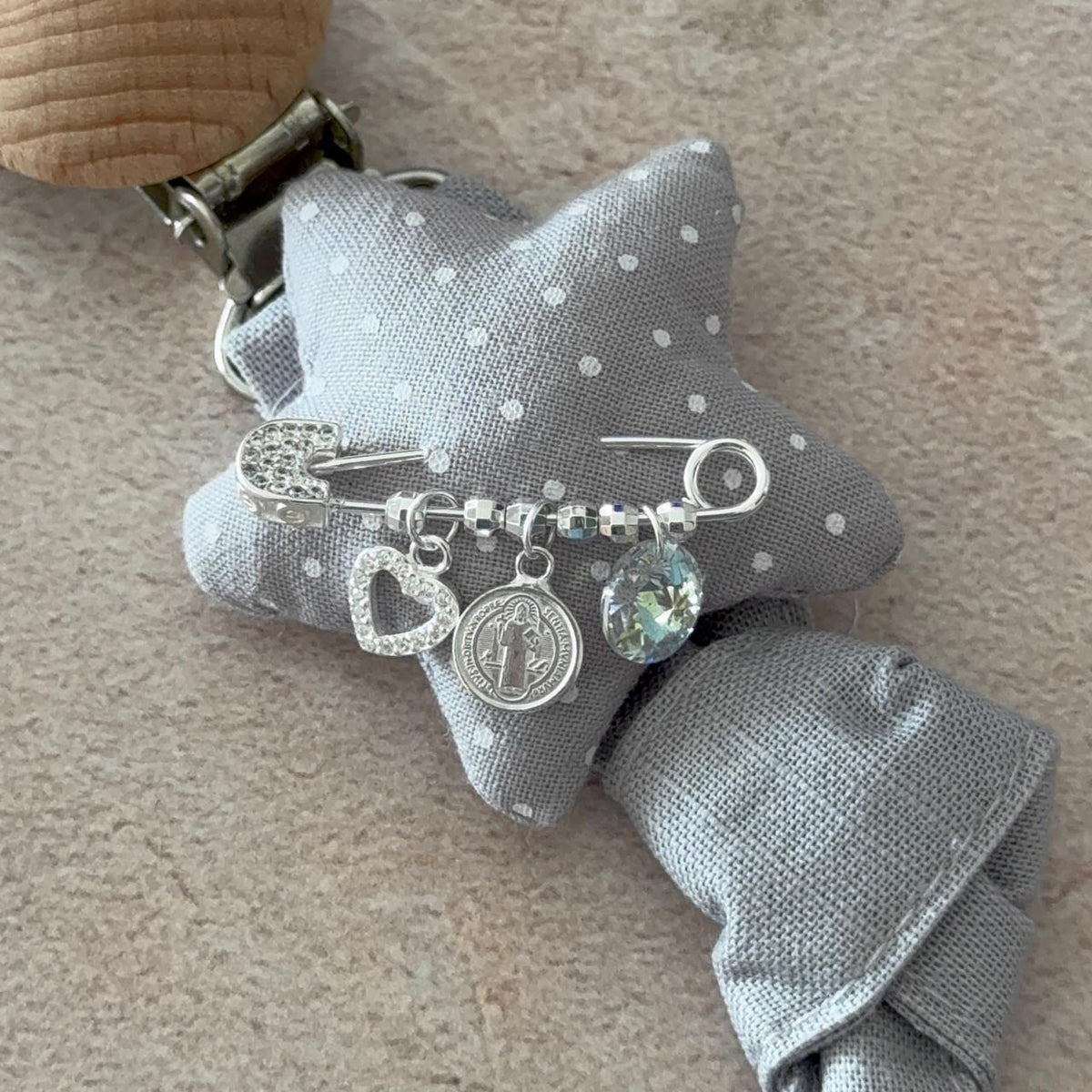 Prendedor San Benito, Corazón y Cristal