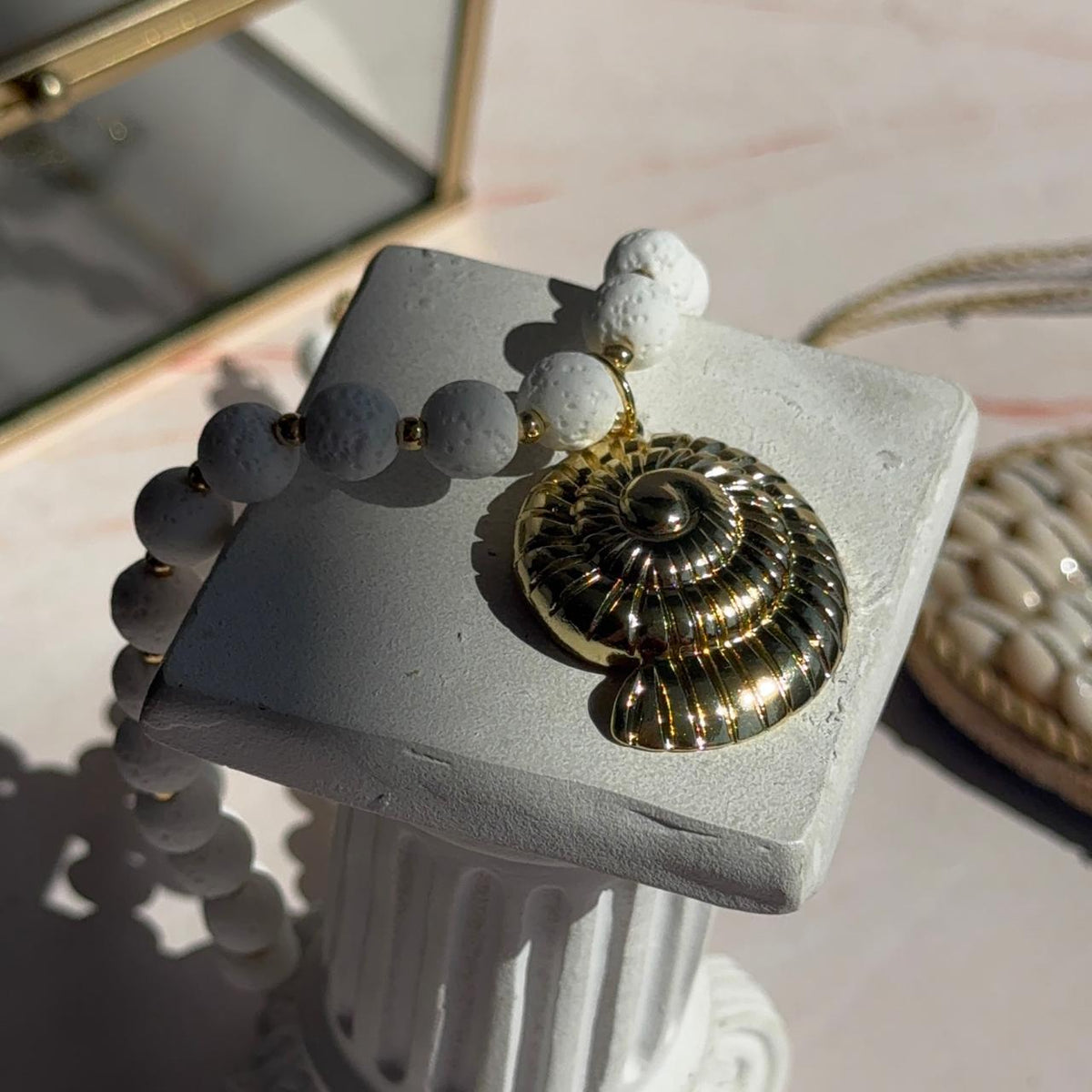 Collar Caracola - Piedras Volcánicas Blanco