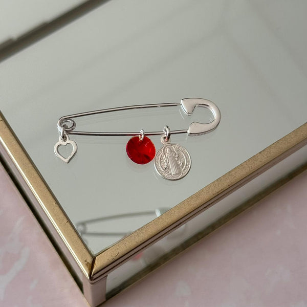 Prendedor San Benito con Cristal Rojo y Corazón