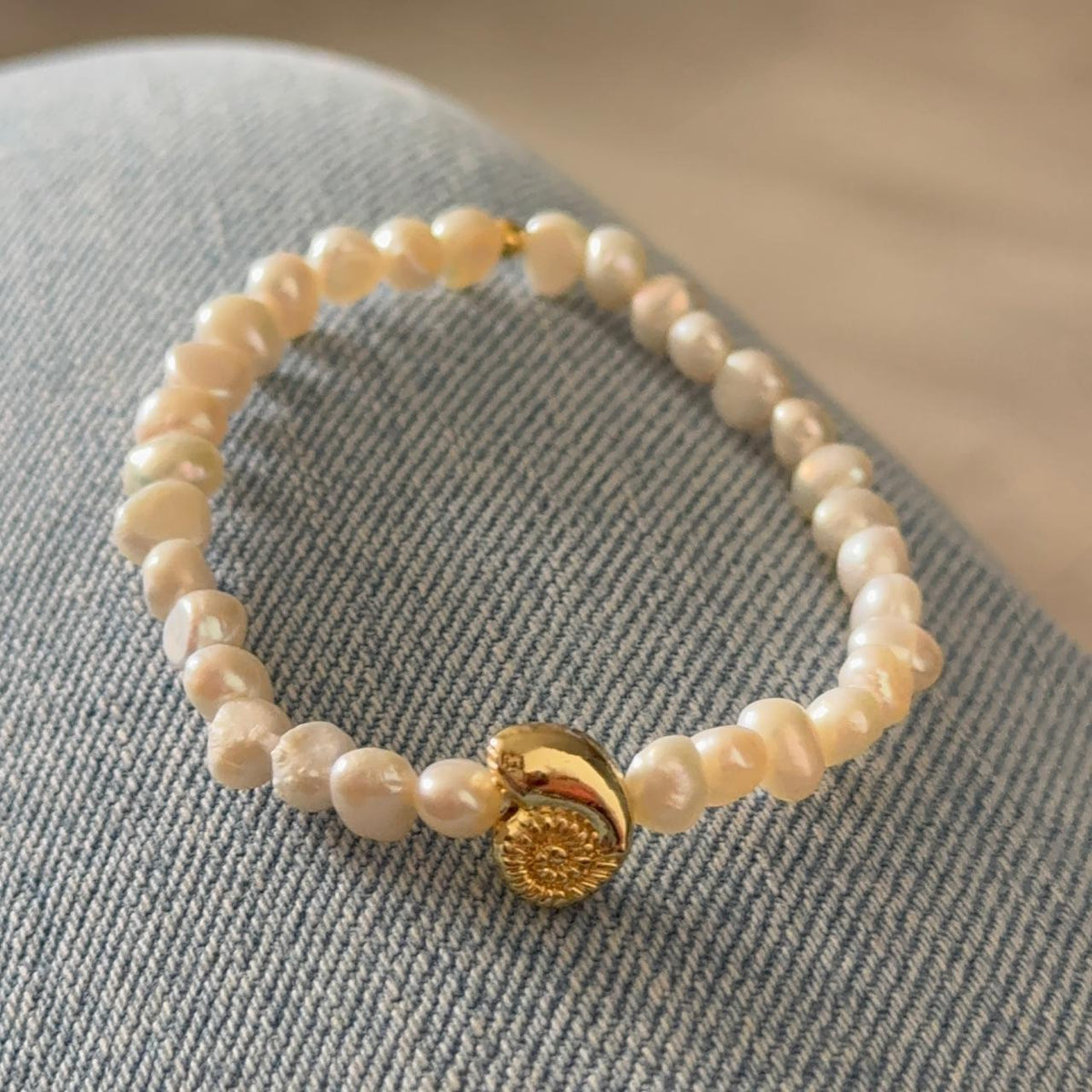 Pulsera Caracola con Perlas de Río