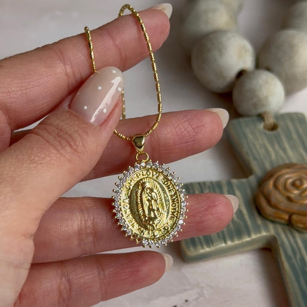 Collar Virgen de Guadalupe Circones Blanco