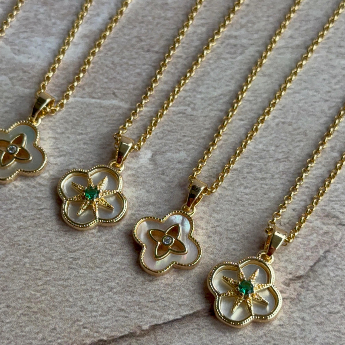 Collar Trébol Nácar Baño de oro