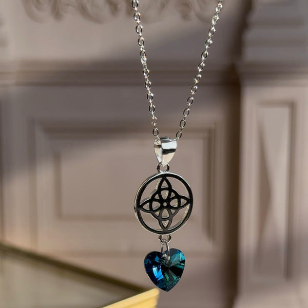 Collar Nudo de Bruja con Corazón Cristal
