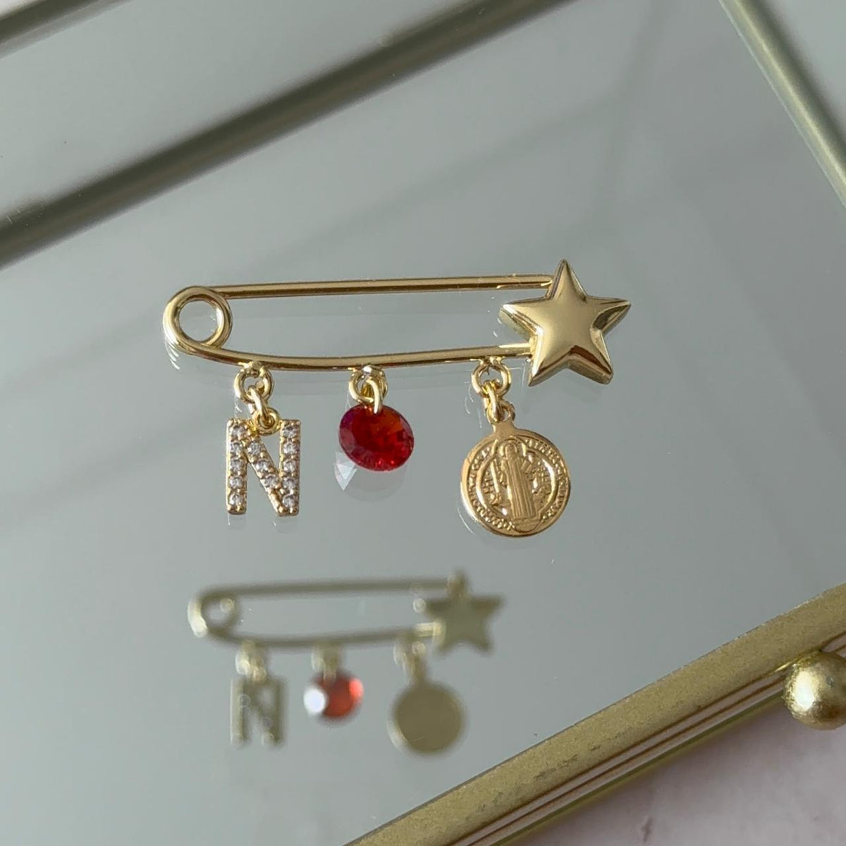 Prendedor Estrella con San Benito y Letra Personalizada