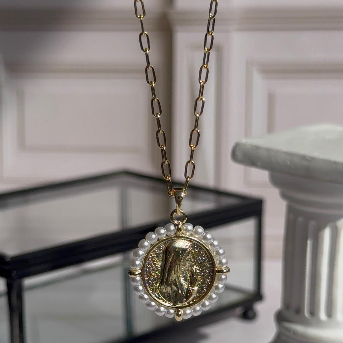 Collar Medallón Virgen Perlitas