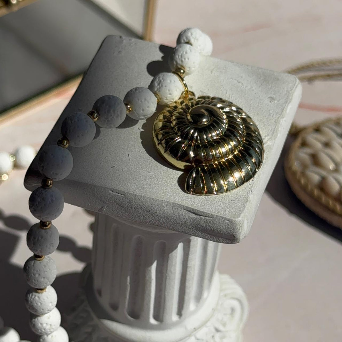 Collar Caracola - Piedras Volcánicas Blanco
