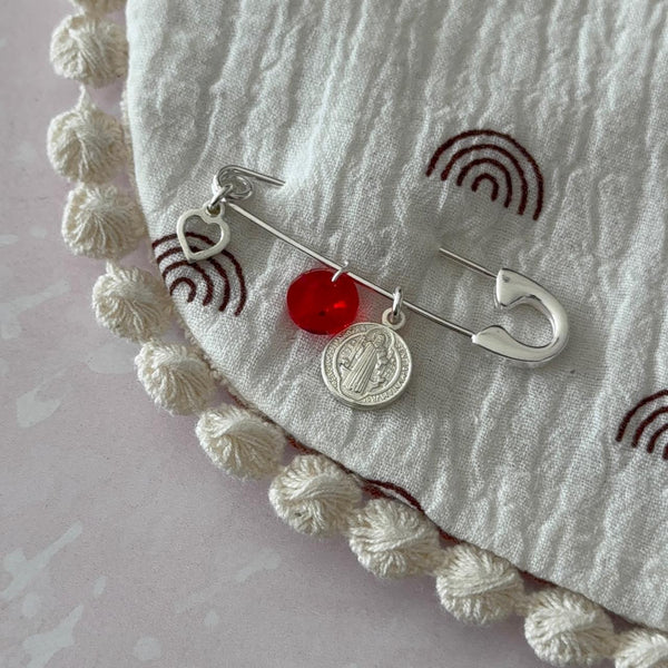 Prendedor San Benito con Cristal Rojo y Corazón