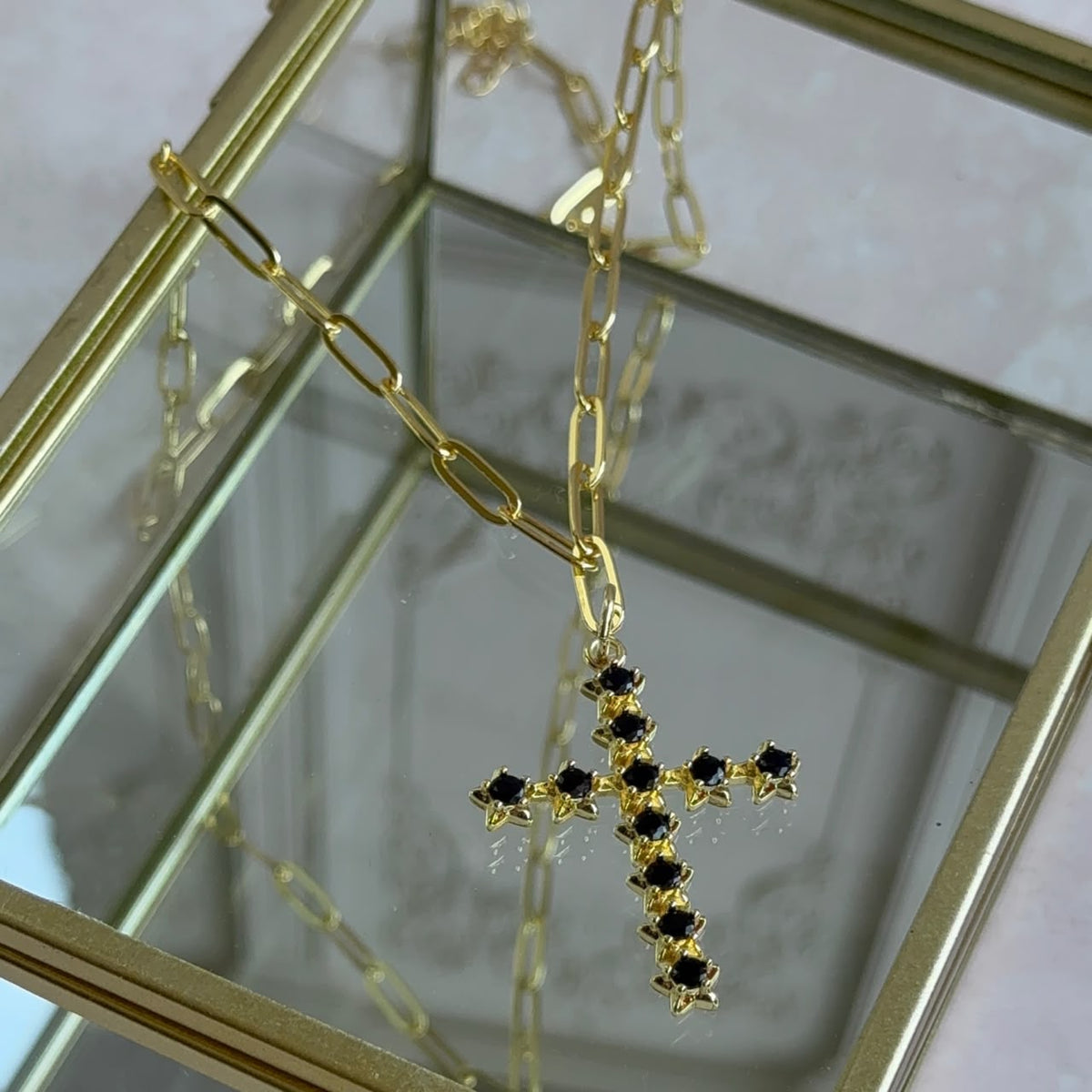 Collar Cruz con Circones Negros