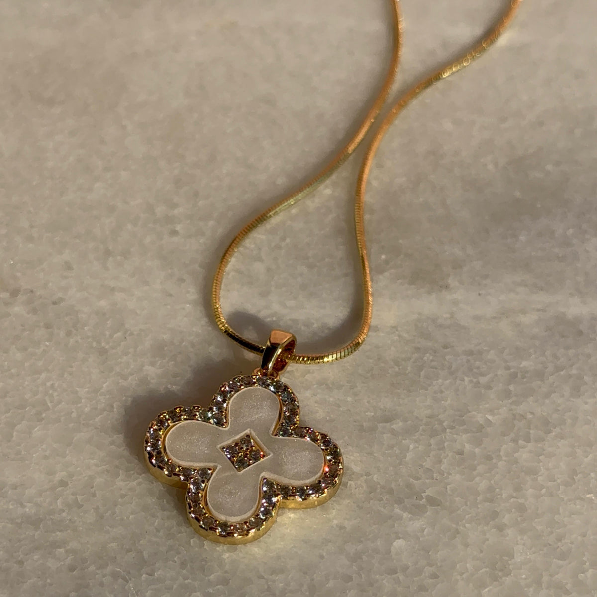 Collar Trébol Nácar con Circones