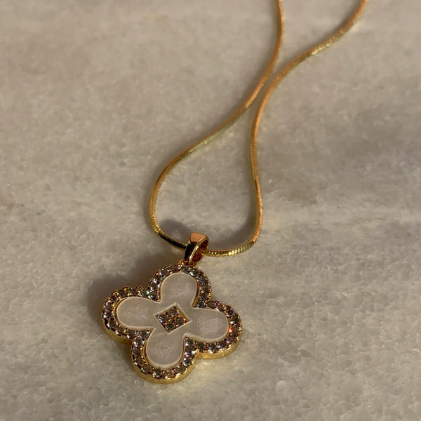 Collar Trébol Nácar con Circones