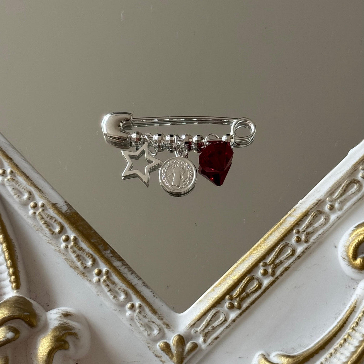 Prendedor San Benito, Estrella y Cristal Rombo Rojo