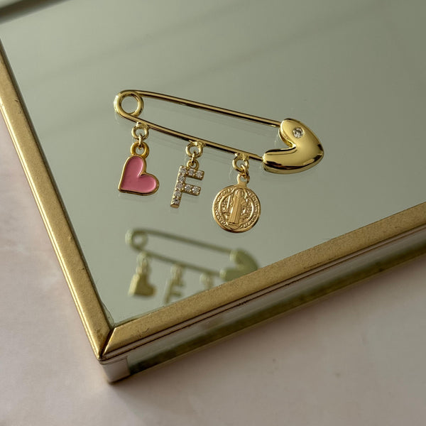 Prendedor Corazón con San Benito, Corazón Esmaltado y Letra Personalizada