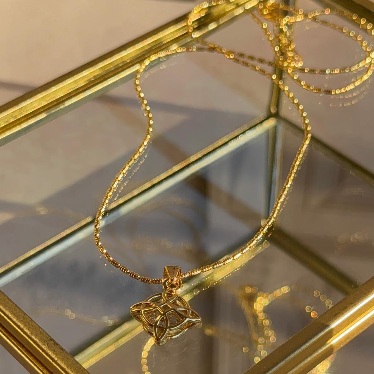 Collar Nudo de Bruja con Cristal