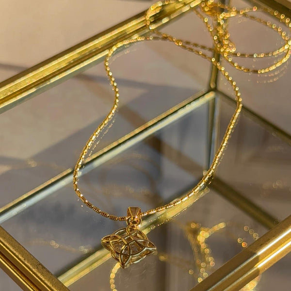 Collar Nudo de Bruja con Cristal