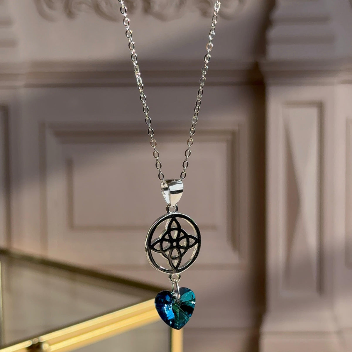 Collar Nudo de Bruja con Corazón Cristal