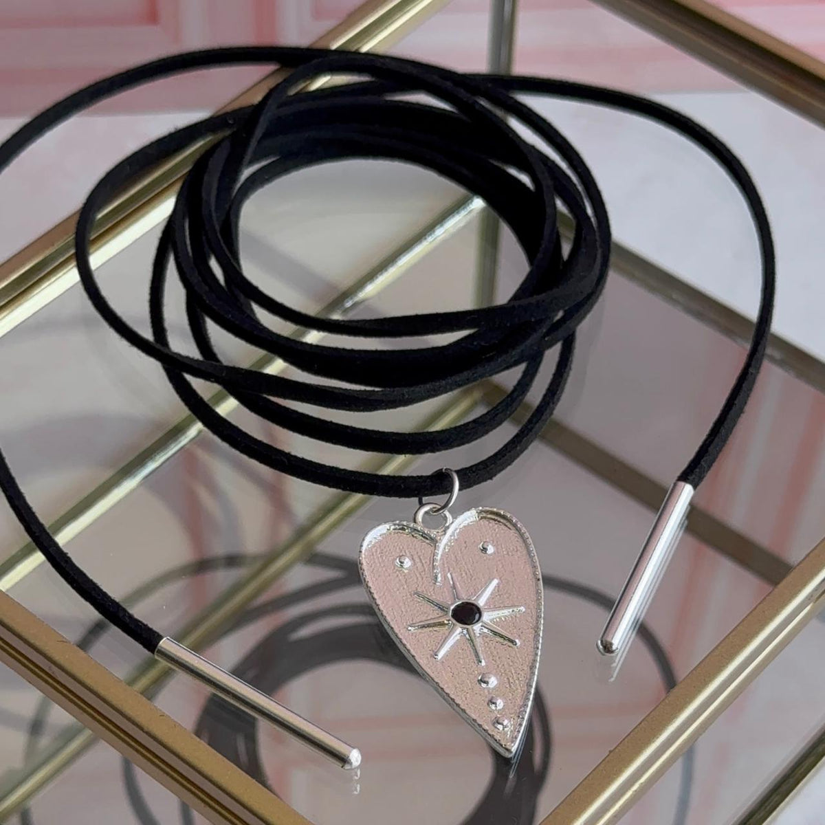 Collar Cuero Gamuzado con Corazón