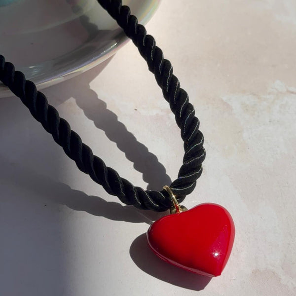 Collar Cordón de Seda Negro - Corazón Rojo
