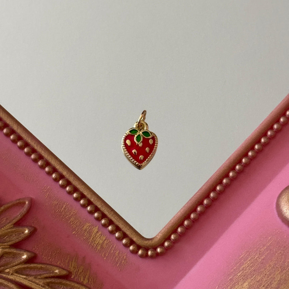 Charm Frutilla Esmaltada Baño de oro