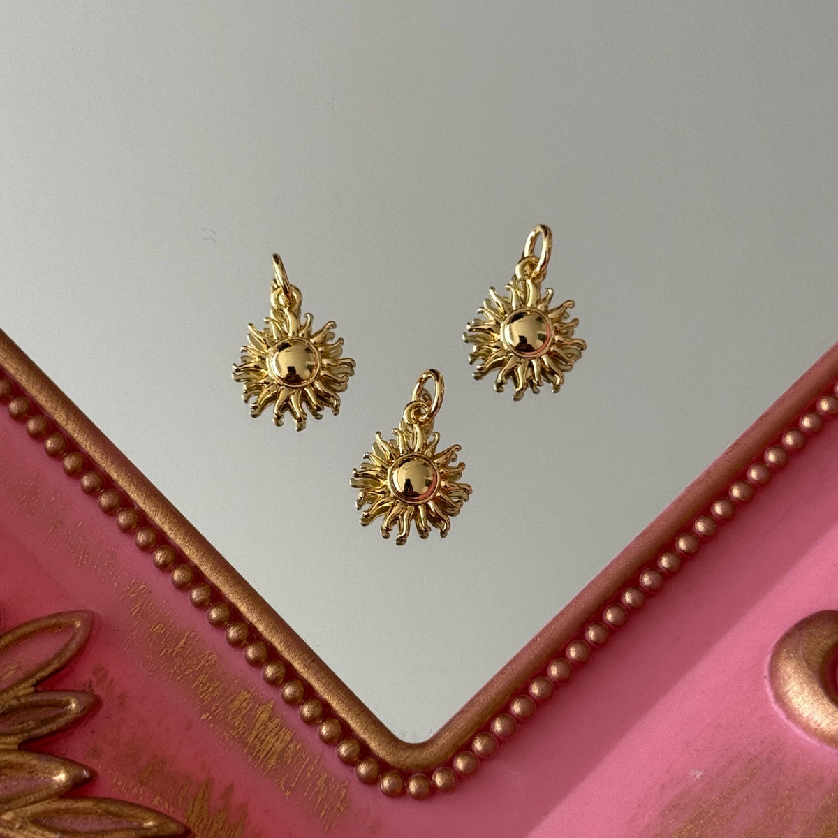 Charm Sol Pequeño Baño de oro