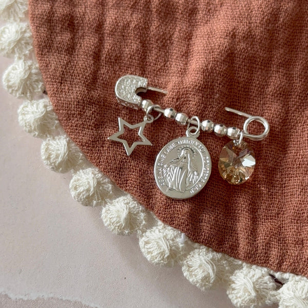 Prendedor Virgen de los Milagros, Estrella y Cristal