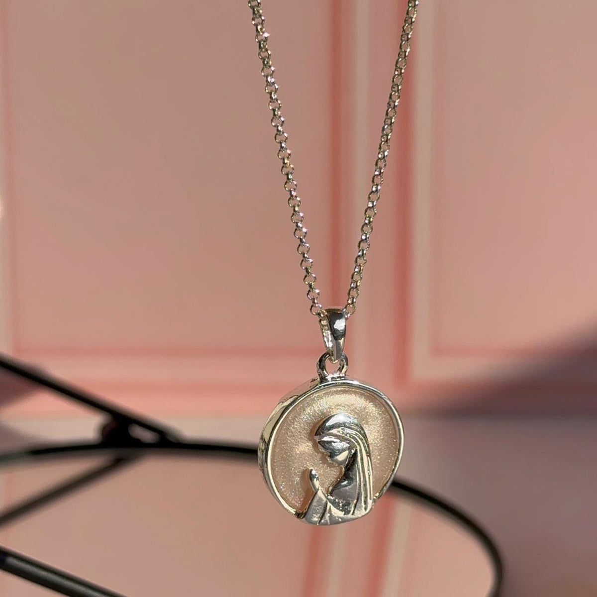 Collar Medallón Virgen Nácar Baño de Plata