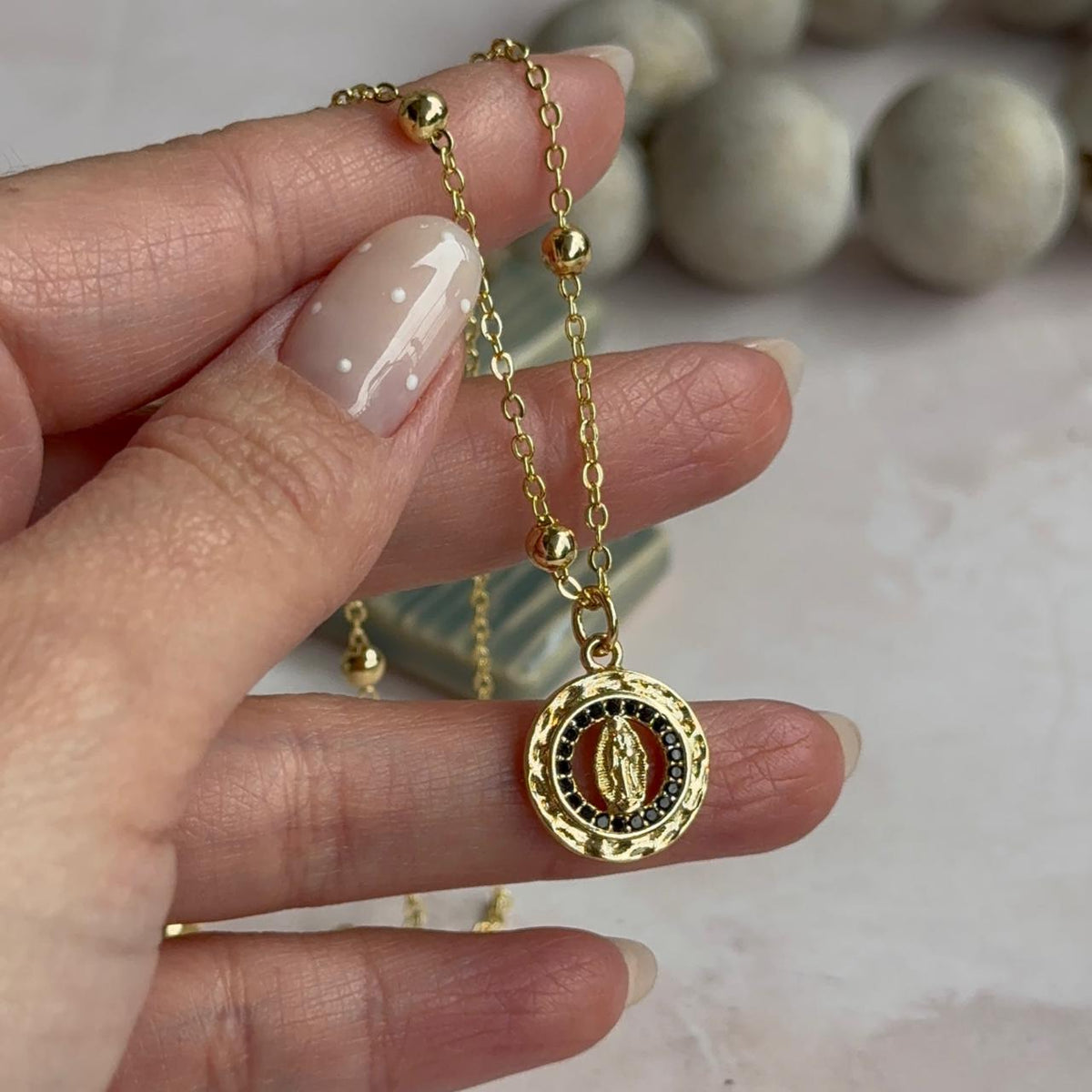 Collar Virgen de Guadalupe Circones Negros