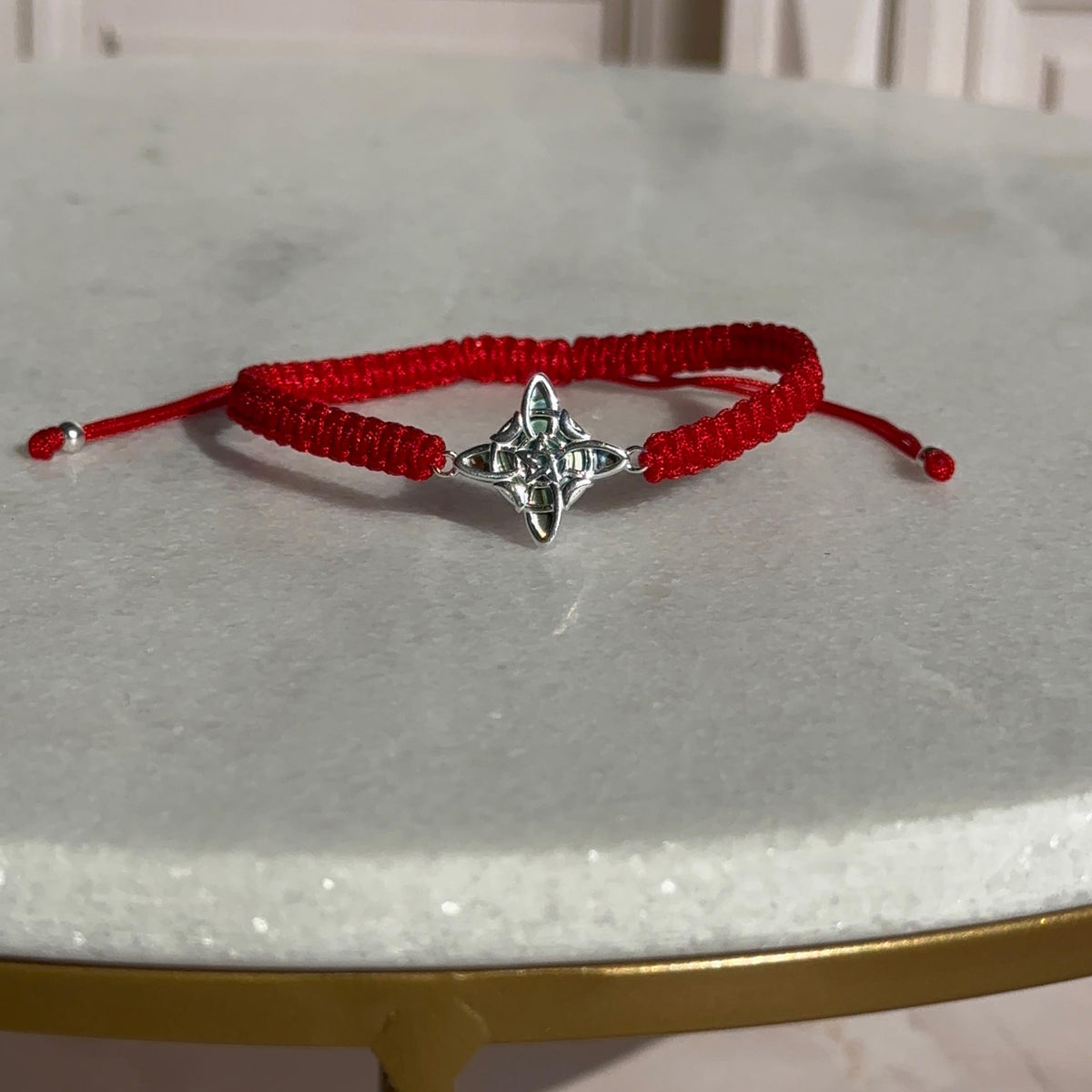 Pulsera Roja Nudo de Bruja y Ópalo Azul