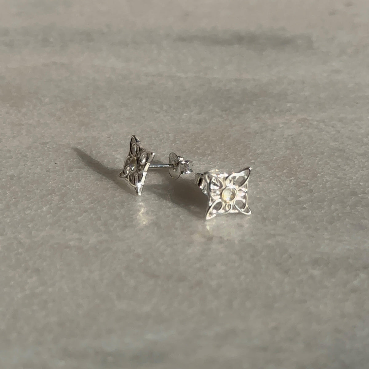 Aros Nudo de Bruja con Piedra Luna
