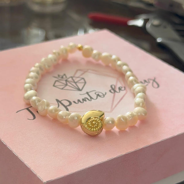 Pulsera Caracola con Perlas de Río