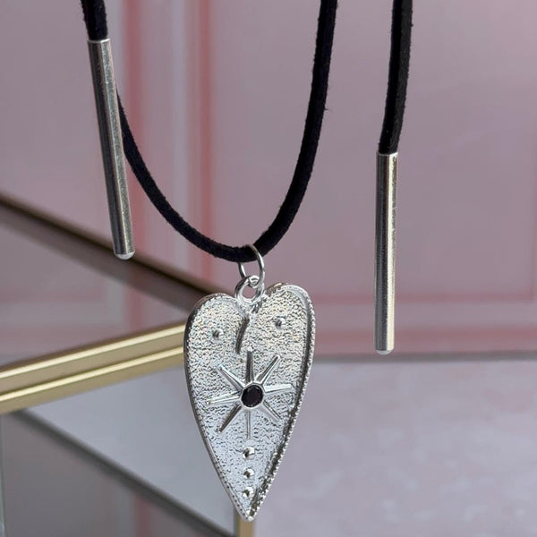 Collar Cuero Gamuzado con Corazón