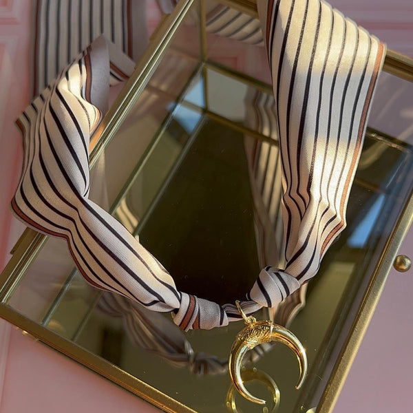 Collar Pañuelo - Medalla Luna Invertida