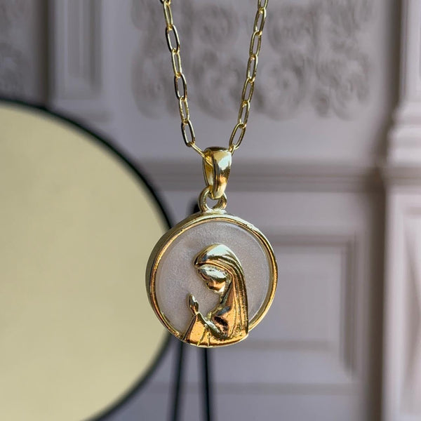 Collar Medallón Virgen Nácar Baño de oro