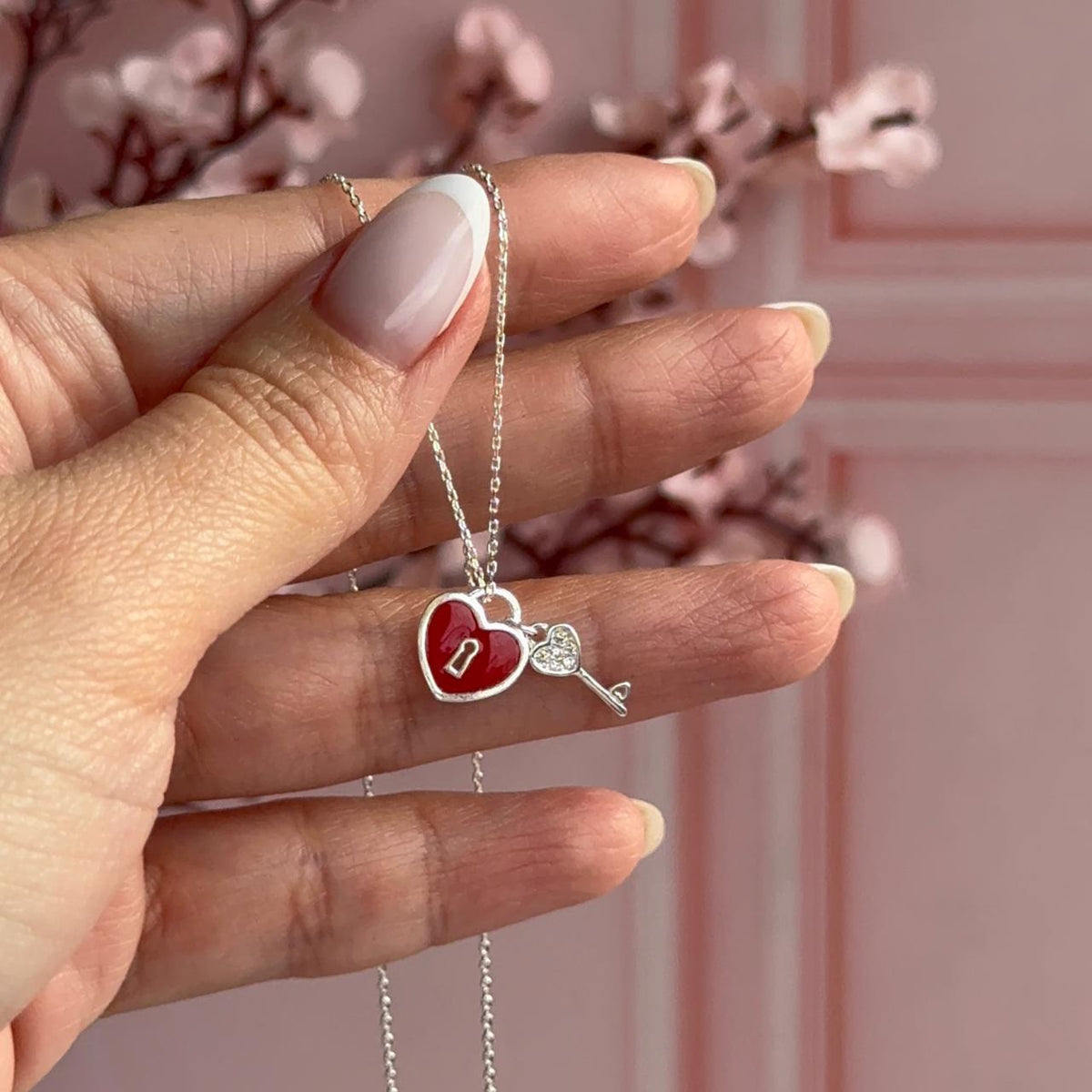Collar Candado Esmaltado y Llave Circones