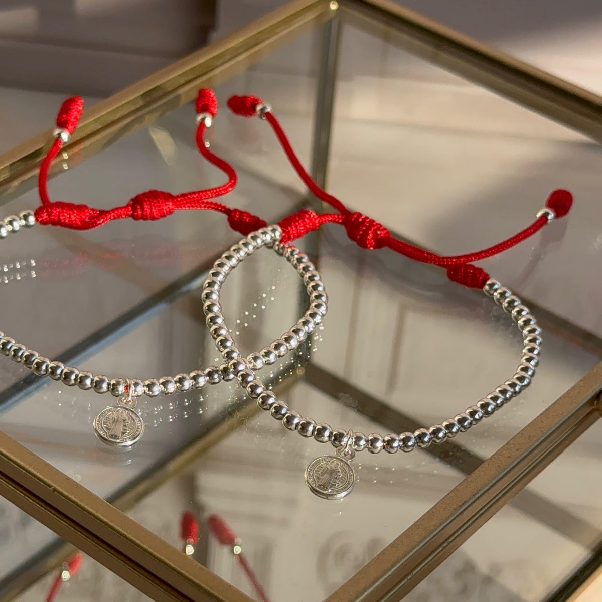 Pulsera Roja Balines con San Benito