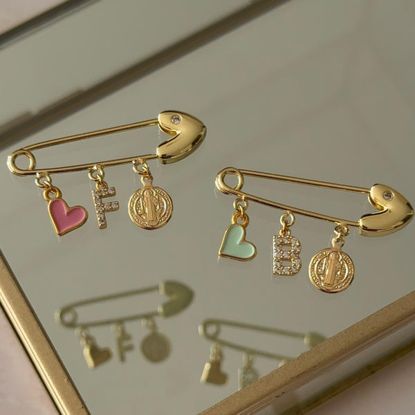 Prendedor Corazón con San Benito, Corazón Esmaltado y Letra Personalizada