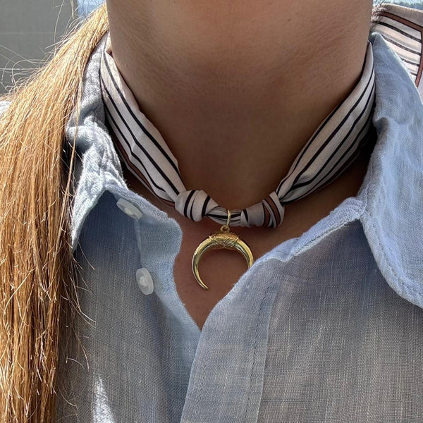 Collar Pañuelo - Medalla Luna Invertida