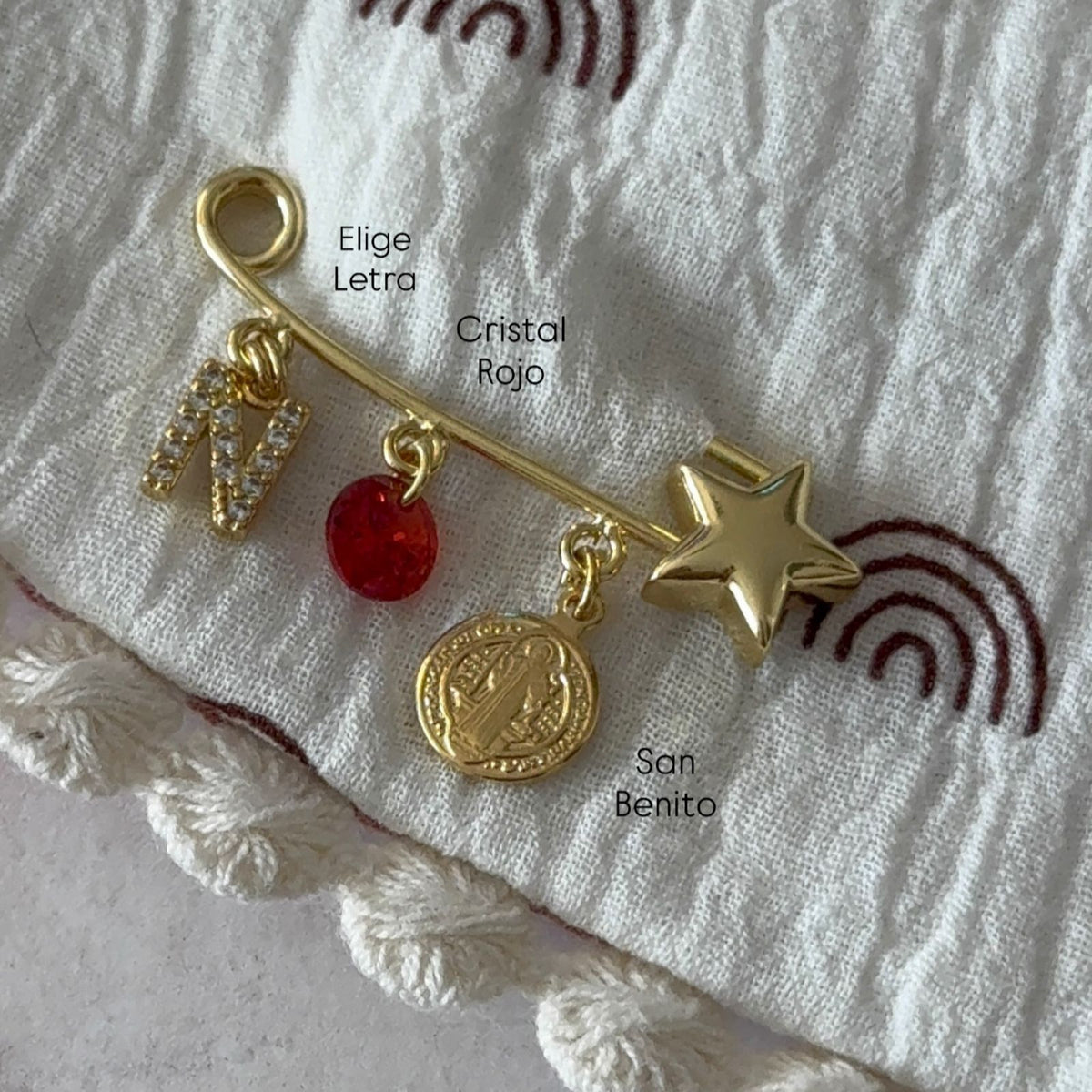 Prendedor Estrella con San Benito y Letra Personalizada