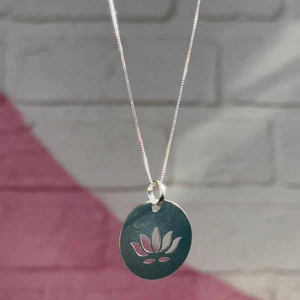 Collar Medallón Flor de Loto