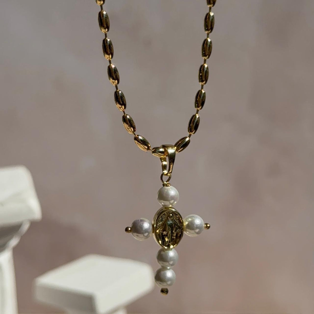 Collar Cruz Perlada con Virgen de los Milagros