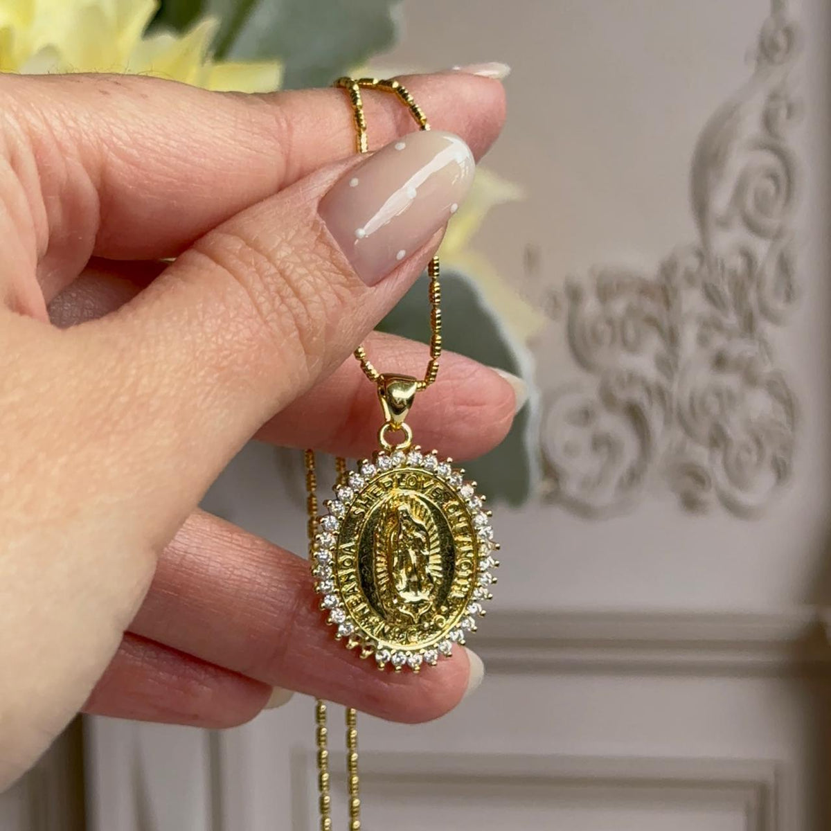 Collar Virgen de Guadalupe Circones Blanco
