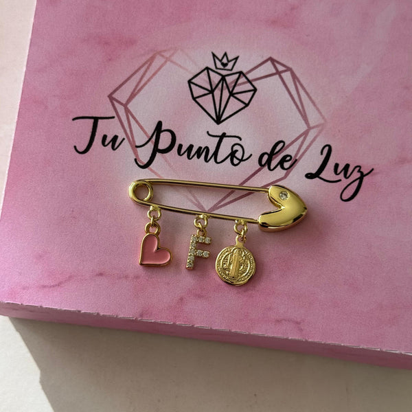 Prendedor Corazón con San Benito, Corazón Esmaltado y Letra Personalizada